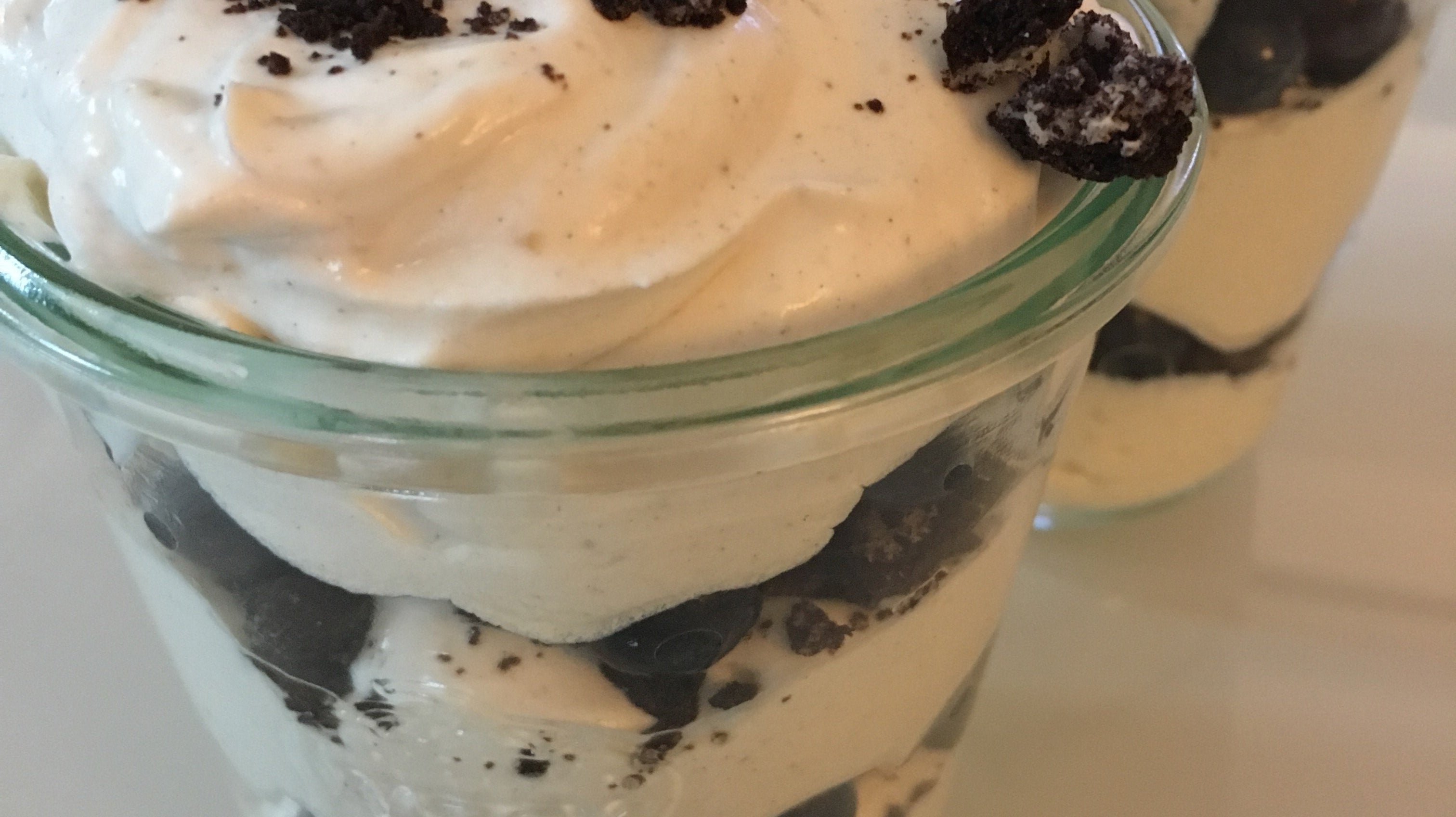 Blaubeer-Nachtisch mit Oreo Keks | KeMar GmbH | Kitchenware | Haushaltsgeräte