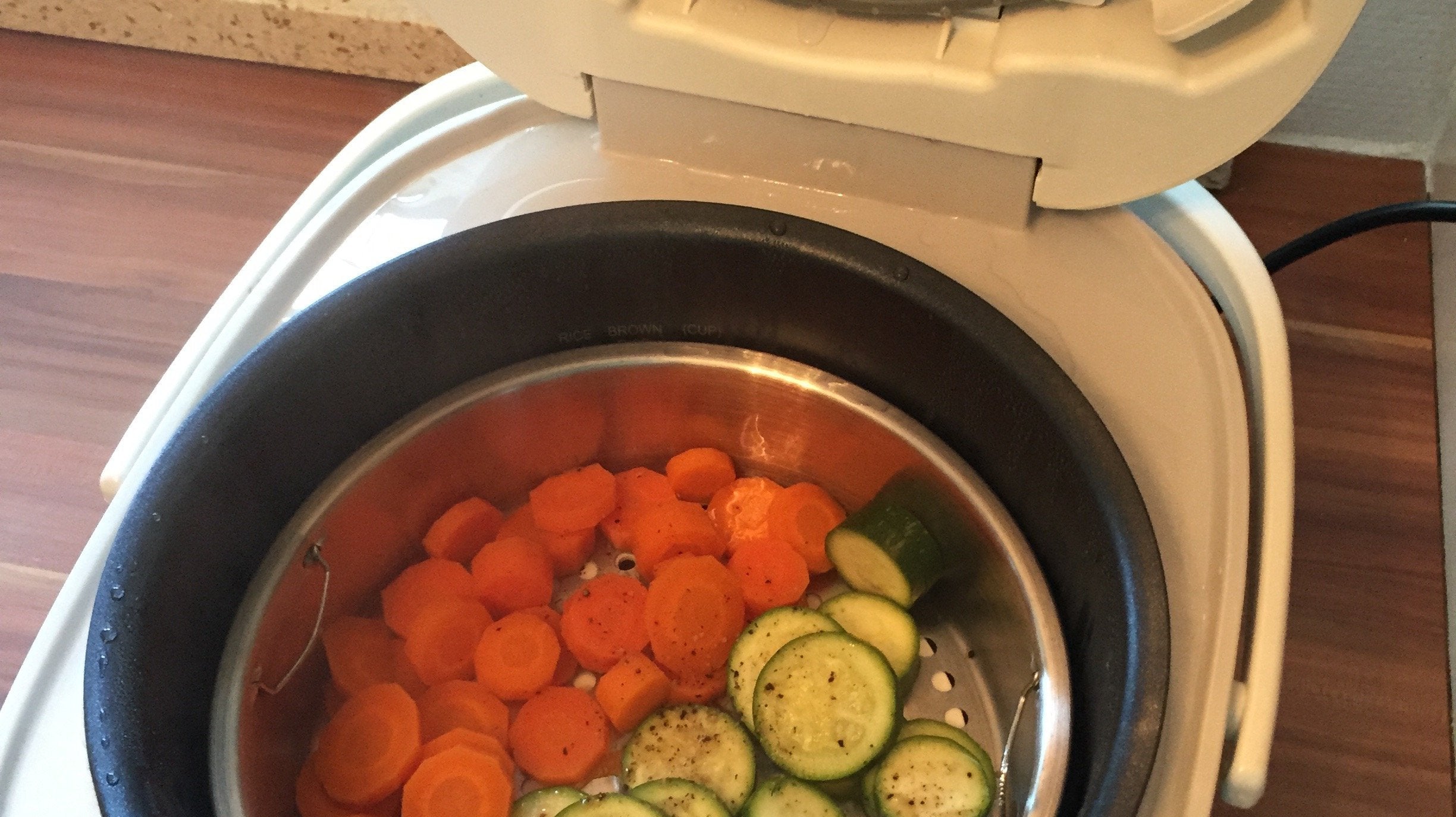 Gemüse dämpfen mit Dämpfeinsatz im Multikocher KIC-180 | KeMar GmbH | Kitchenware | Haushaltsgeräte