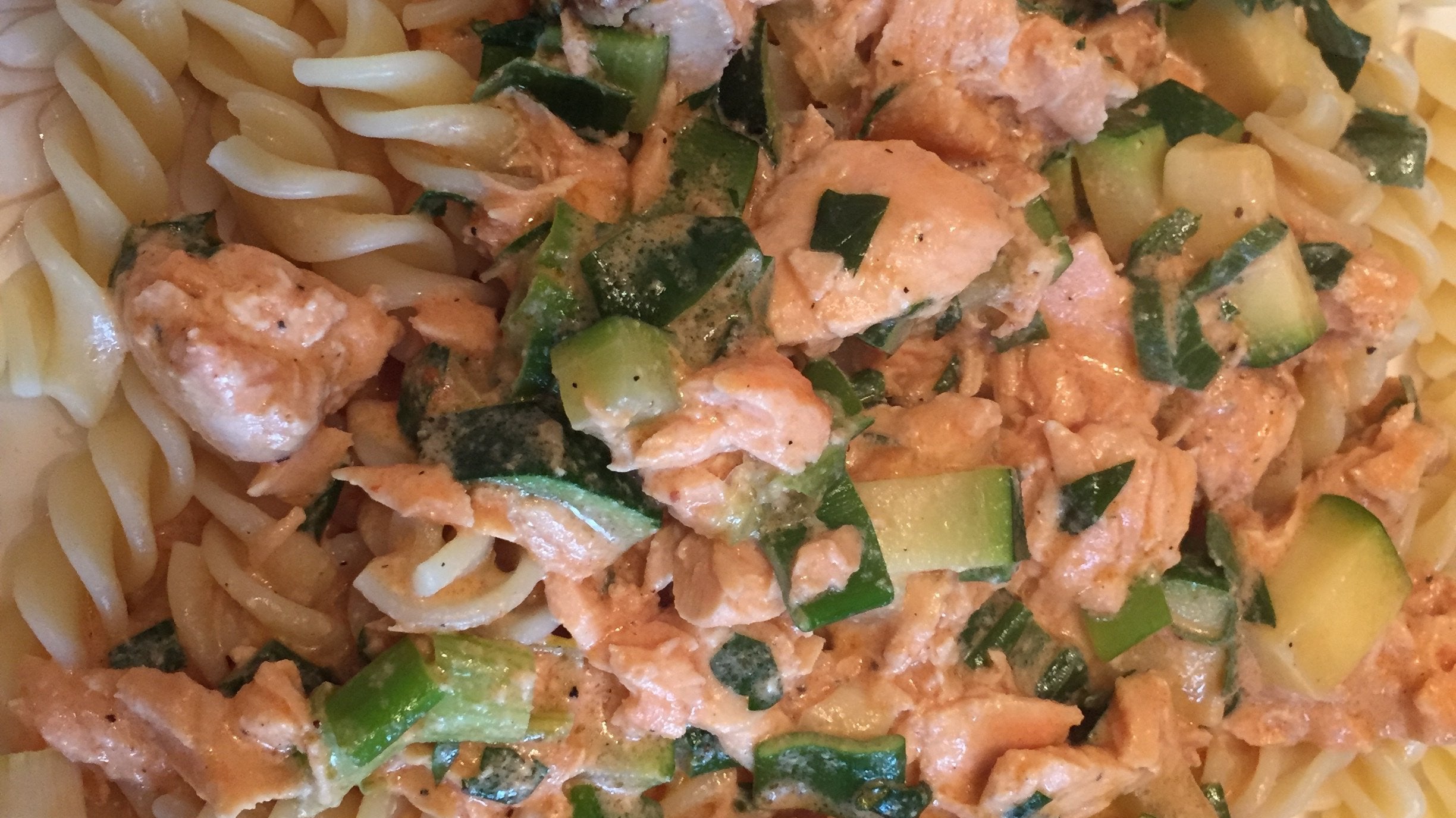 Lachs mit Gemüse und Nudeln im Multikocher KIC-180 | KeMar GmbH | Kitchenware | Haushaltsgeräte