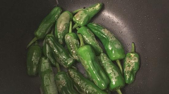 Pimientos de Padrón im Multikocher KIC-180 | KeMar GmbH | Kitchenware | Haushaltsgeräte