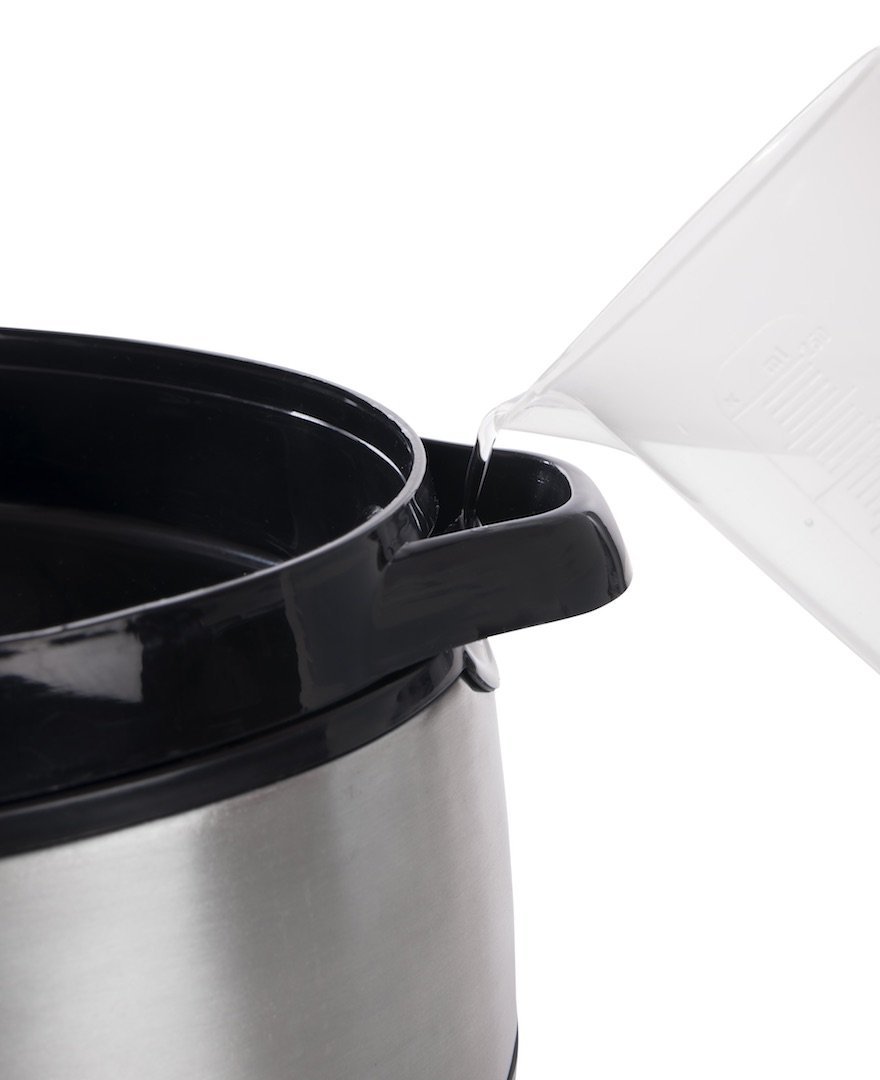 Mit Wasser im Topf dämpfen und Möhren dünsten im Dampgareinsatz KFS700