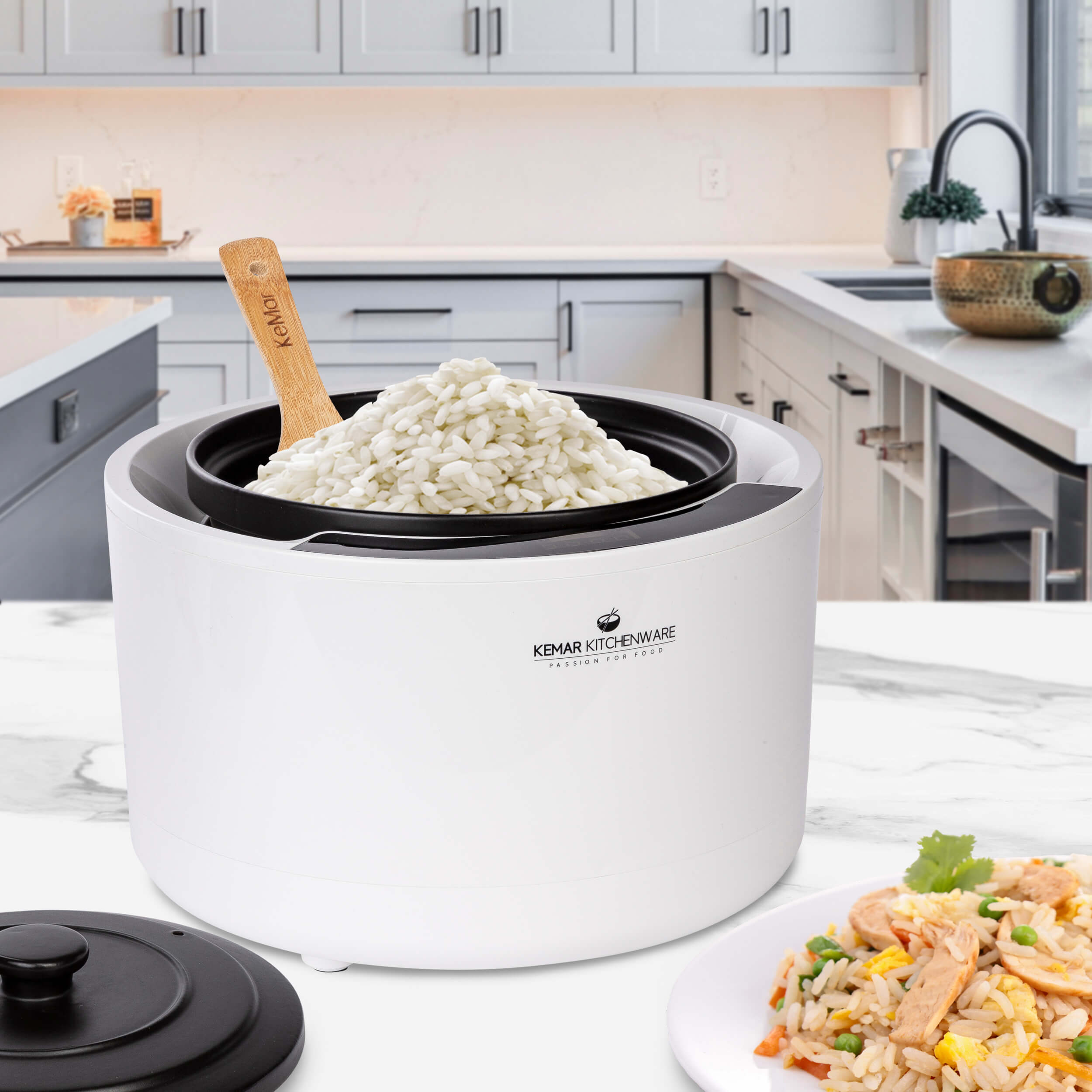 Steinzeug Topf Reiskocher steht in Küche mit Reis und wurde zum kochen verwendet
